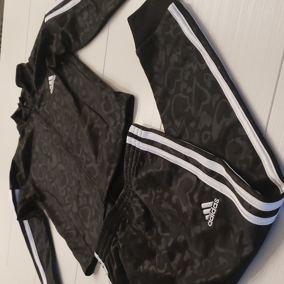 Addidas black set with subtle heart prints sz 5 - Picture 2 of 8
